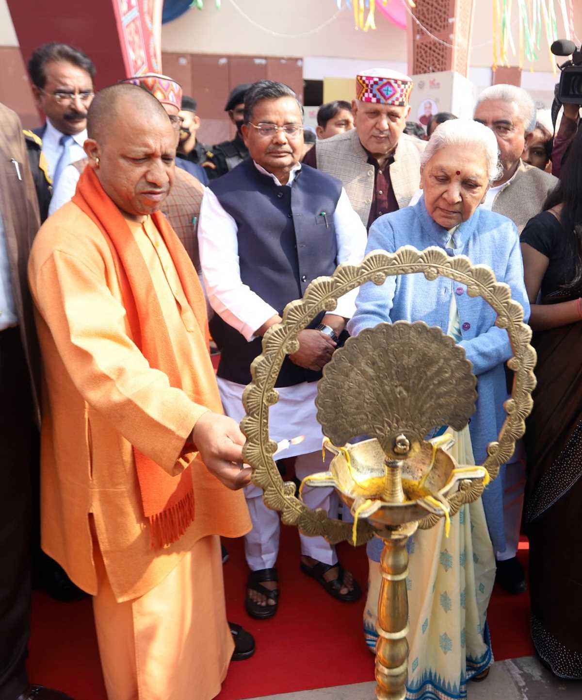 उत्तर प्रदेश को अंधकार से निकालकर विकास की ऊंचाइयों की तरफ लेकर जा रहे : सीएम योगी